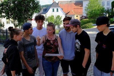 Auf Johannesplatz und Kirchgasse steigt Anfang August ein großes Straßenfest, in das sich auch der Jugendclub "Lila Pause" einbringt. Im Foto Jugendarbeit-Koordinatorin Bianca Pillatzki (Mitte) und das Vorbereitungsteam mit Letizia Zebedies, Niklas Pinkes, Justin Klemm, Marvin Hainke, Stefan Strobel und Matthias Lindner (von links). 