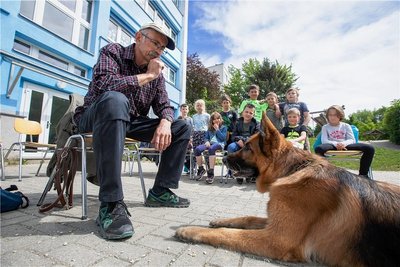 Gemeinsam mit Astor besucht Andreas Krone Grundschulen im sächsischen und thüringischen Vogtland, klärt auf und versucht Ängste abzubauen. 
