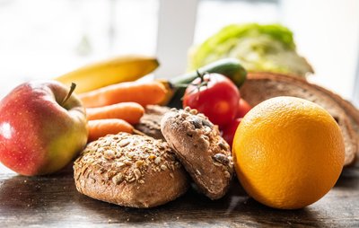 Viel Gemüse, viel Obst, viel Vollkorn: Wer so seine Ernährung gestaltet, nimmt viele Ballaststoffe zu sich.