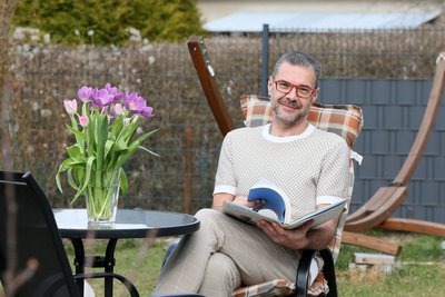 Andy Ackermann-Riedel hat ein Kochbuch zum Thema „Essen und Leben mit Adipositas“ geschrieben. Er ist gelernter Koch.