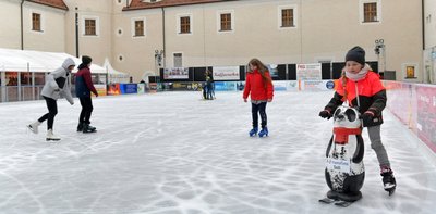 Wintervergnügen mit Abstand: Im Freiberger Schlosshof gilt seit dieser Woche die 2G-Regel auch für die Eisbahn. 
