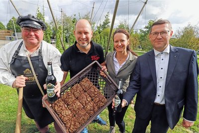 Braumeister Michael, Renè Illgen, Peggy Illgen und Holger Scheich (v.l.) präsentieren im Hopfengarten des Freiberger Brauhauses das neue Schwarzbierbrot. 