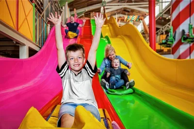 Rutschen wie diese in einem Karls-Erlebnisdorf wird es voraussichtlich auch im neuen Indoor-Spielplatz in Döbeln geben. 