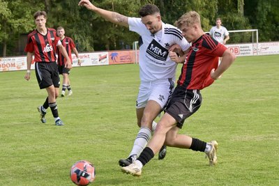 Hannes Kretzschmar (rechts) und die Landesklasse-Fußballer des ESV Lok Zwickau überzeugten am Sonntag beim Heimsieg gegen Syrau.