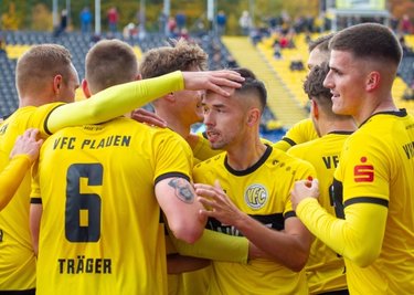 Ondrej Nyber (Mitte) wird von seinen Teamkollegen nach seinem Treffer zum 1:0 gefeiert. Am Ende siegte der VFC Plauen 6:0 gegen Arnstadt. Vor 618 Zuschauern erklommen die Plauener damit den ersten Platz in der Fußball-Oberliga. 