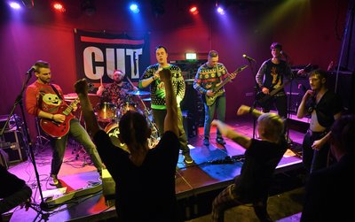 Auch ein Fest der Gemeinsamkeit: der Weihnachtspogo des Alternativen Jugendzentrums Chemnitz am ersten Weihnachtsfeiertag, im Bild die Chemnitzer Band Cut.  