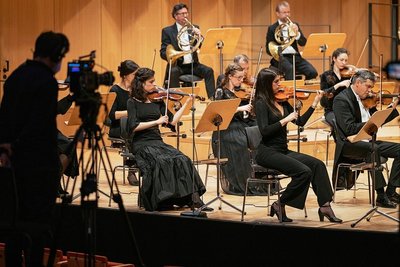 Das Eröffnungskonzert der Dresdner Musikfestspiele am Montagabend wurde per Livestream aus dem Kulturpalast übertragen. Auf dem Programm standen die ersten beiden Sinfonien von Robert Schumann. 