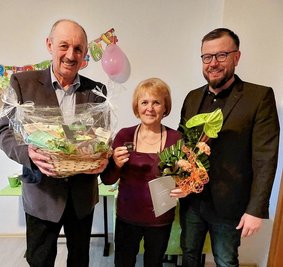 Bernd Schönfeld (l.), der Vereinschef des SSV Königshain-Wiederau sowie KSB-Geschäftsführer Benjamin Kahlert gratulierten in der vergangenen Woche Birgit Liebers persönlich. Dabei hatten sie die silberne Ehrennadel mit dabei. 