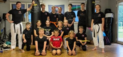 Optimistisch an die erste Bewährungsprobe: Die Kickboxgruppe aus Mönchenfrei mit ihren jungen Trainern Isabell Schaefer und Benedikt Schult (l.). Auf acht Aktive wartet am Samstag die DM. 