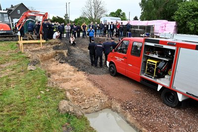 Das Feuerwehrauto steht schon richtig. Hier wird auch schon am neuen Gerätehaus in Lauenhain gebaut.