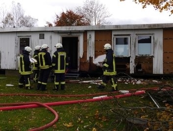 Die Feuerwehr löschte den Brand am Sportlerheim Sayda.