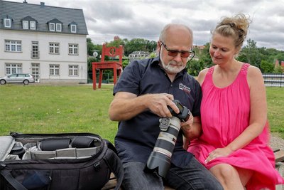 Dirk Salomon und Model Anke Leistner begutachten die Bilder, die auf dem Roten Stuhl entstanden sind