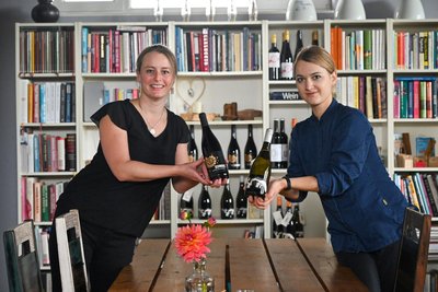 Wein aus Sachsen bzw. aus der Saale-Unstrut-Region empfehlen Hanna Lehmann (re.) und Ann Campbell.