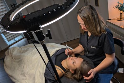 Kosmetik und Permanent Makeup sind die große Leidenschaft von Yvonne Klamm (rechts).