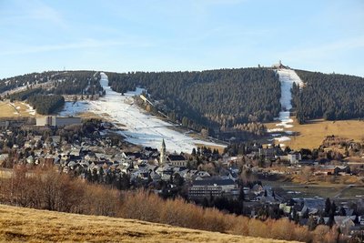 Typisch für diesen Winter: Nur durch Beschneiung war überhaupt Skibetrieb am Fichtelberg möglich, hier ein Bild vom 7. Januar. 