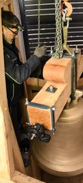 Letzte Arbeiten laufen am Geläut. Noch nicht wieder eingebaut ist jedoch das Uhrwerk der Kirchturmuhr.