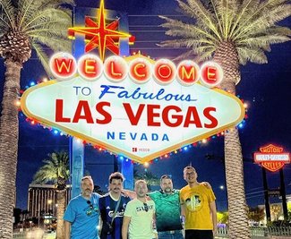 Erinnerungsfotos waren ein Muss: Auf diesem Bild posieren Kai Müller, Xaver Herklotz, Ronny Findeisen, Simon Trommler und Steve Martin (von links) vor der Leuchtreklame am Strip in Las Vegas. 