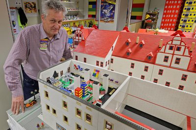 Maik Schenker bereitet die Ausstellung für das Eilenburger Stadtmuseum vor.