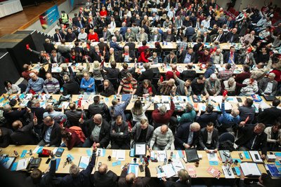 Delegierte stimmen auf dem AfD-Landesparteitag in Hoyerswerda ab.