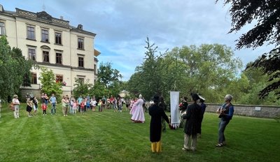 Spontan-Kultur: Kürzlich war das Wandertheater Samanon im Park der Villa Gückelsberg zu Gast. Das Ensemble suchte auf der Durchreise einen Schlafplatz. Sylva Michèle Sternkopf öffnete den Salon der Villa und im Gegenzug gab es Theater und Gaukelei im Park und in der Stadt. 