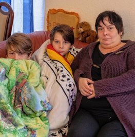 Seit Monaten hat der Eigentümer eines Hauses in der Auerbacher Schulstraße nicht an den Gasversorger gezahlt. Jetzt müssen Mieterin Sandra Köhler und ihre Söhne Niclas und Pascal frieren. Die dreifache Mutter ist jetzt bereits auf der Suche nach einer neuen Wohnung. 