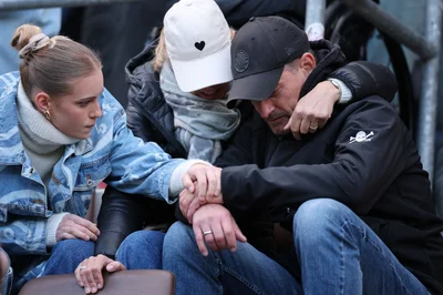 Trost bei der Familie: St. Paulis Trainer Alexander Blessin. 