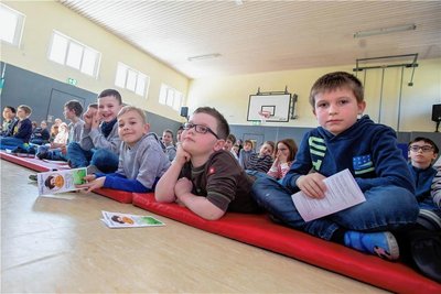 Die Schüler der Klassen 1 bis 4 verfolgten das Geschehen vom Turnhallenboden aus.