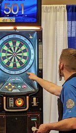 Volle Konzentration: Glücksritter Simon Trommler beim E-Dartturnier in Las Vegas. 