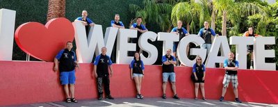 Haben unvergessliche Tage im Spiel- und Casinoparadies Las Vegas mit dem berühmten Westgate-Hotel erlebt: Kai Müller, Simon Trommler, Xaver Herklotz, Dominique Goldberg, Steve Martin und Madlen Teich (oben von links) sowie Ronny Findeisen, Rico Bauer, Sissy Schrutek, Simeon Heinz, Madeleine Herklotz und Christian Schubert (unten von links). 
