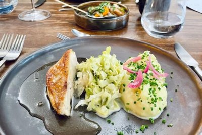 Bresse-Gauloise aus Arnsdorf mit Geflügeljus, Rahmkraut und Kartoffelpüree.