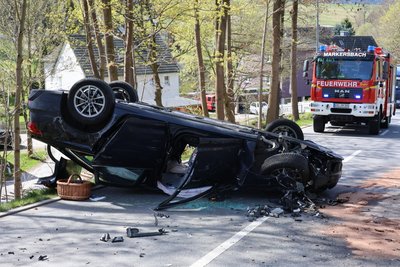 Warum dieser Audi auf der B 101 auf dem Dach landete, beschäftigt derzeit die Polizei.