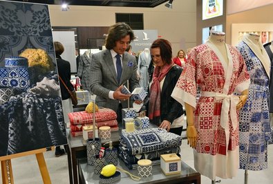 Möve-Chef Norbert Vossen zeigt Peggy Wunderlich von der Camman-Gobelin-Manufaktur aus Hohenstein-Ernstthal Badutensilien.