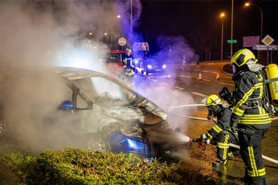 Feuerwehrleute aus Schneeberg, Neustädtel, Griesbach und Bad Schlema rückten an, um den Brand zu löschen.
