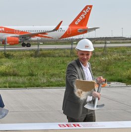 Christoph Hansel als Bereichsleiter Unternehmensentwicklung der Flughafen Berlin Brandenburg GmbH beim ersten Spatenstich für einen neuen Hangar am Flughafen BER 
