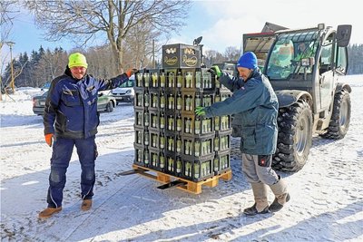 Die Mitglieder der Feuerwehr Nassau beim Aufbau des Festzeltes für das Schlittenhunderennen. 