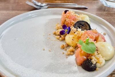 Zum Dessert Apfelragout mit schwarzer Walnuss-Scheibe und Streuseln.