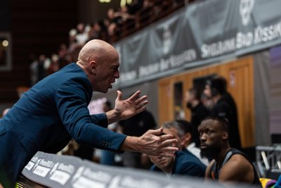 Explosion während des zweiten Viertels: Cheftrainer Rodrigo Pastore hatte den Kanal voll und schrie seine Spieler an.