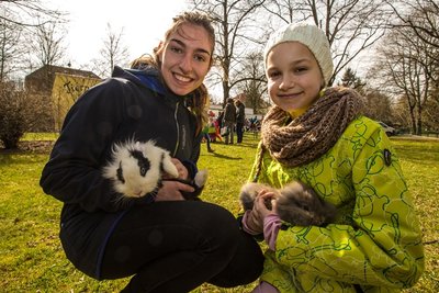 Jenny Kempe und Nicola Aigeltinger (v.r.) beim Tierparkfest in Freiberg.