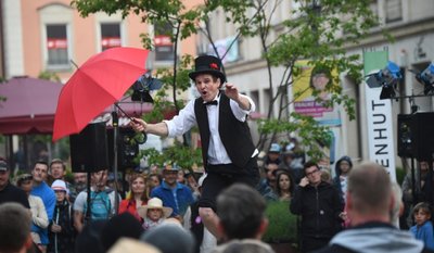 Artistik, Jonglage, Musik, Comedy und jede Menge Kunst erwarten Besucher des Hutfestivals in den Gassen und auf den Plätzen der City. So wie auf dem Bild bei der zweiten Auflage des Festes 2019 sollen die Gäste durch die City flanieren und den Auftritten der Straßenkünstler zuschauen können. 