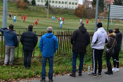 Zaungäste beim B-Jugend-Spiel von Barkas Frankenberg (blau) gegen Ifa Chemnitz: Es ging auch 2021 leider erneut mehr um Krankenhausbetten und Spritzen statt um Sprints, Tabellenzähler, Stadionwurst und das Treffen von Freunden auf oder neben dem Spielfeld.