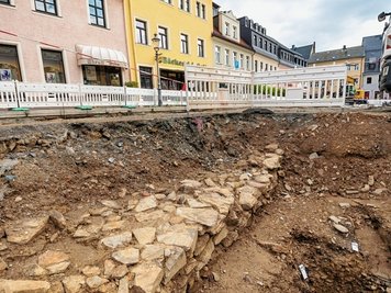 Unter den Grundmauern der Fleischbänke kommt rechts ein Hohlraum zum Vorschein. 