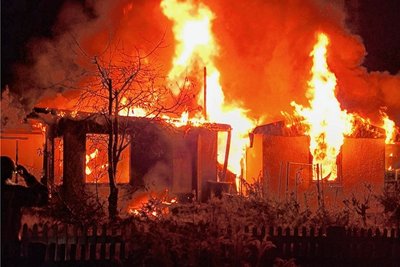 Die Flammen in der Kleingartenanlage schossen am Samstagmorgen hoch in den noch dunklen Himmel.
