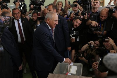 Bei der Stimmabgabe zeigte sich Paschinjan optimistisch, weiter an der Macht zu bleiben.