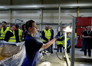 Interessierte haben bei der Industrie- und Handwerksnacht Einblicke bekommen, wie hier in die Produktion der Firma Feintool - im Bild vorn Mitarbeiterin Lisa Schwach.