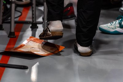 Die Taktiktafel von Rodrigo Pastore musste bei einem Wutanfall des Trainers im zweiten Viertel dran glauben.