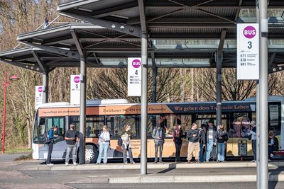 Warten auf den Bus – und die Preiserhöhung? Trotz monatlicher Mehrkosten von rund 100.000 Euro durch die Diesel-Explosion bleibt das Angebot am Busbahnhof Mittweida vorerst stabil.