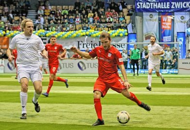 FSV-Profi Mike Könnecke, der hier im Spiel gegen die "Sport-im-Osten-Auswahl" abzieht, hat an das letzte ZEV-Hallenmasters im Januar 2020 gute Erinnerungen: Er wurde zum Publikumsliebling gewählt. 