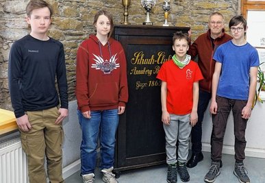 Der SC Annaberg-Buchholz erreichte mit Anton Uhlig, Linda Sandner, Georg Säuberlich, Mannschaftsleiter Volker Berndt und Ira Schubert (v. l.) den 5.Platz in der Bezirksliga der U 16.