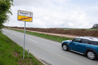 Bereits am Dienstag wurde damit begonnen, neben der Straße den Mutterboden abzutragen, um den Radweg zu bauen.