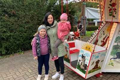 Den beiden Töchtern von Eileen Wieland (30), Nele (9) und Lia (5), gefielen die Fahrgeschäfte besonders gut.